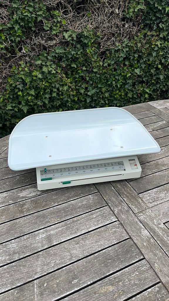 Retro baby weegschaal, Elektronische apparatuur, Weegschalen, Ophalen, Zo goed als nieuw