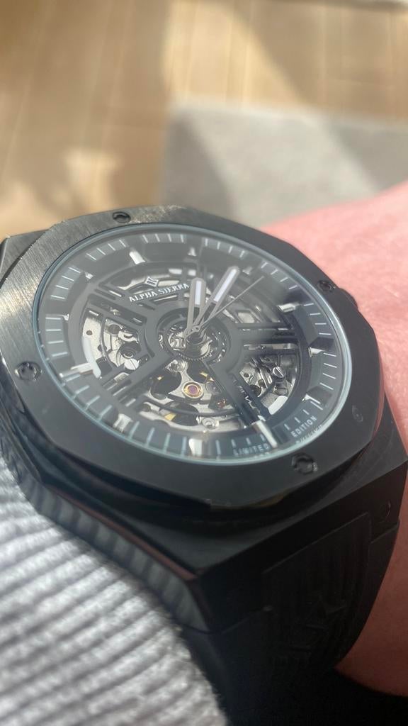 Falcon horloge ( alpha sierra limited edition), Montre-bracelet, Autres marques, Enlèvement, Autres matériaux