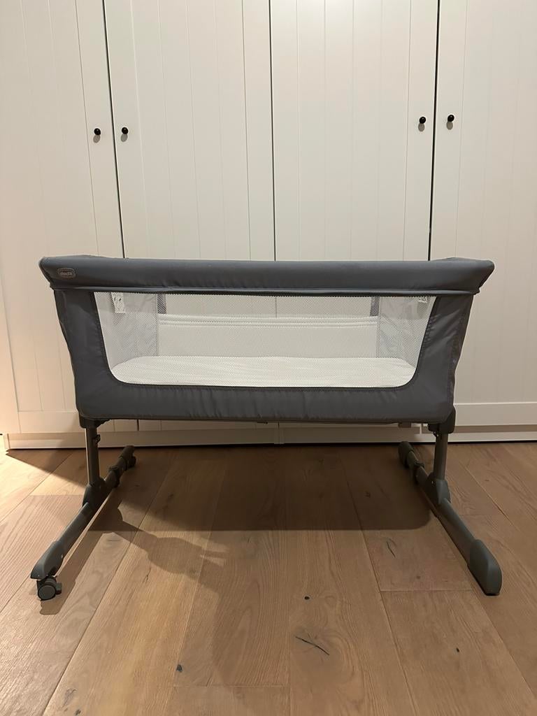 Co-sleep wieg Next2me Essential CHICCO - grijs, Kinderen en Baby's, Babywiegjes en Ledikanten, Wieg, Ophalen