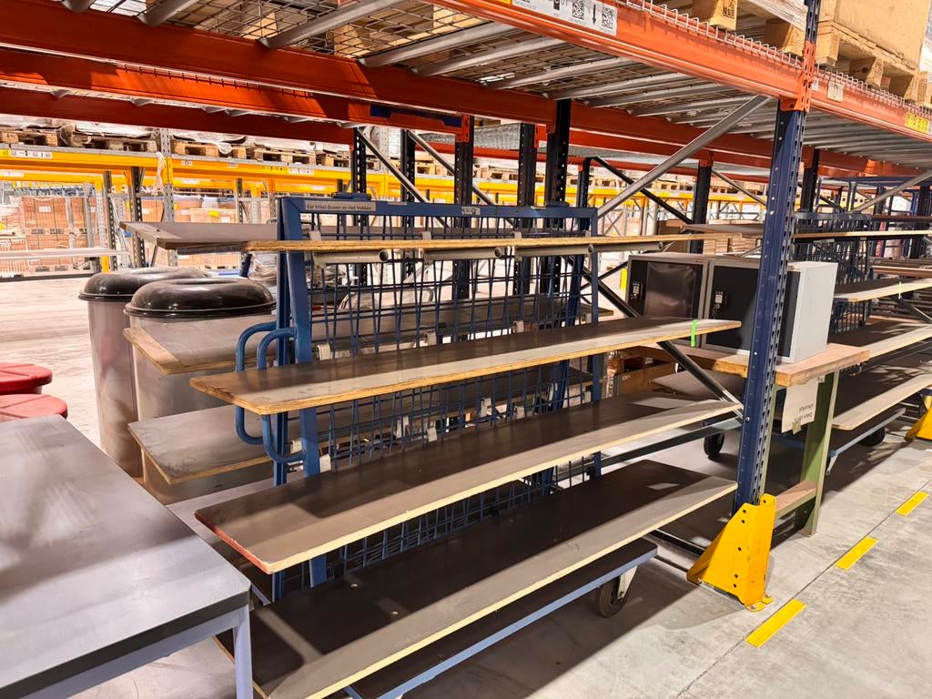 Kar met diverse legplanken., Ophalen