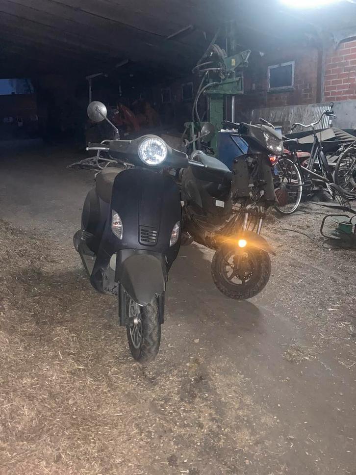 2 scooters, Fietsen en Brommers, Snorfietsen en Snorscooters, Zo goed als nieuw, Ophalen