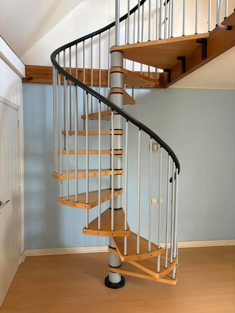 Hout en metalen wenteltrap, Doe-het-zelf en Bouw, Ladders en Trappen, Ophalen, Gebruikt, Trap, 2 tot 4 meter
