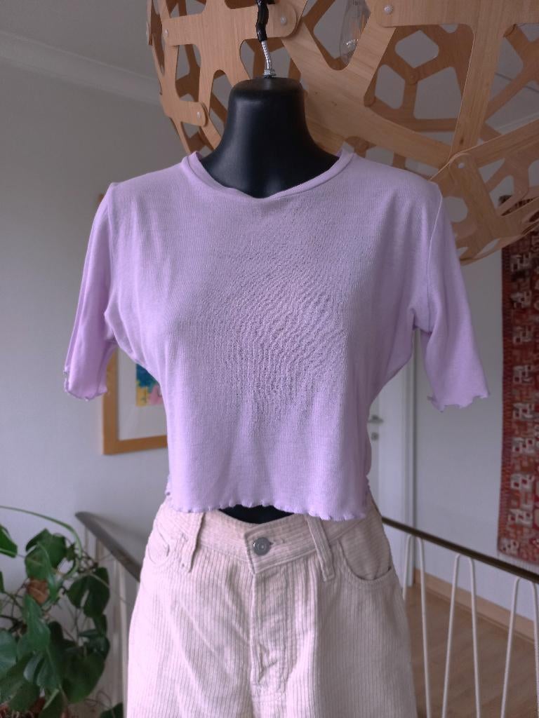 Weekday, zacht lila cropped shirtje, mt XS - nieuwstaat, Vêtements | Femmes, Tops, Manches courtes, Enlèvement ou Envoi, Weekday