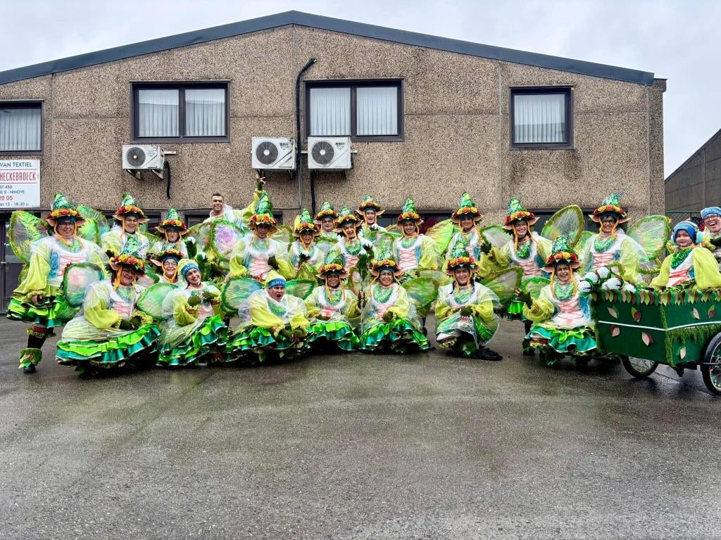 Carnaval kostuums 24+2, Ophalen