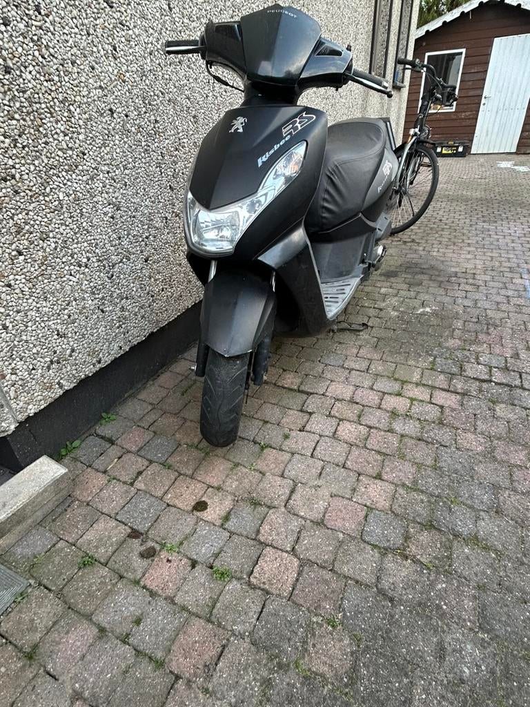 Peogeot kisbee 2013 4t. START EN RIJD MAAR MOEIZAAM, Vélos & Vélomoteurs, Scooters | Peugeot, Autres modèles, Classe B (45 km/h)
