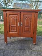 Bruine antieke kast op wieltjes, Ophalen