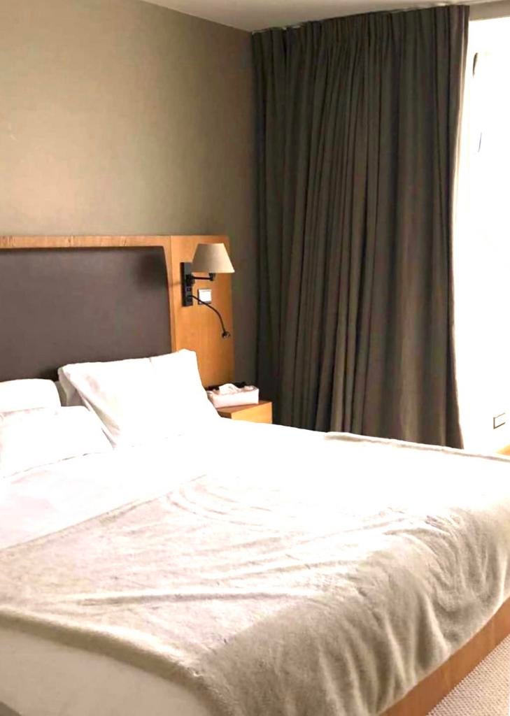 Lit d’hôtel avec liseuse, tablette et abat jour. Chêne clair, Maison & Meubles, Chambre à coucher | Chambres à coucher complètes