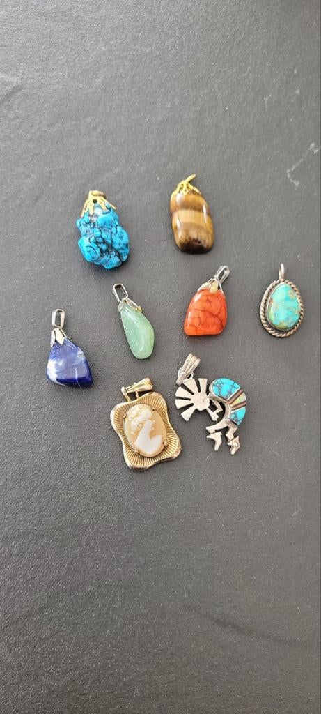 8 hangertjes ,2 natuurstenen en 1 stenen beeldje, Antiek en Kunst, Ophalen of Verzenden