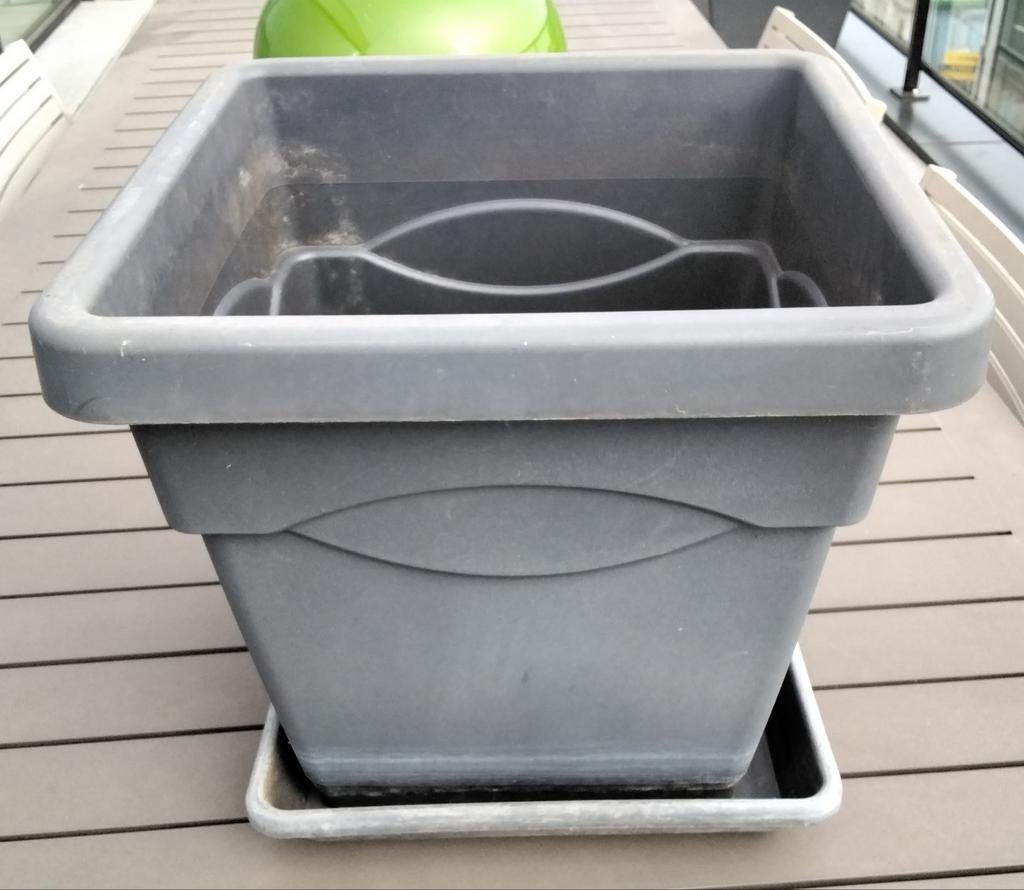 pot carré avec sous-verre en plastique.38x38, Enlèvement, Synthétique