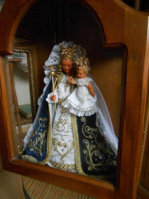 Statue en cire des Clarisses dans une niche en bois, Antiquités & Art, Antiquités | Objets religieux, Enlèvement