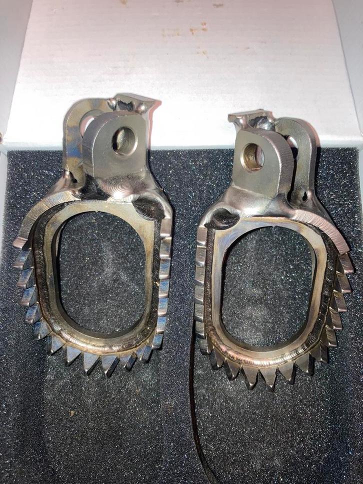 Cales pieds SCAR Titane, Vélos & Vélomoteurs, Pièces de cyclomoteur | Général, Comme neuf, Enlèvement ou Envoi