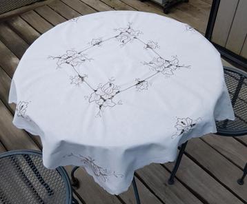 Nappe carrée brodée blanche beschikbaar voor biedingen