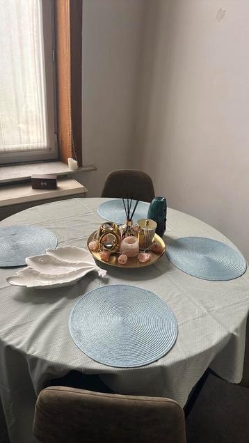 Eet tafel rond beschikbaar voor biedingen