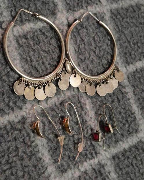 Zilveren muntjes, bladeren en met rode steen oorbellen,, Handtassen en Accessoires, Oorbellen, Zo goed als nieuw, Ophalen of Verzenden