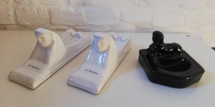 Sphinx asbakken wit (2 stuks) + 1 zwart, Antiek en Kunst, Antiek | Keramiek en Aardewerk, Ophalen