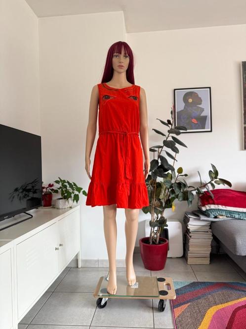 Beautiful red dress with hand-painted eyes (size S/M), Kleding | Dames, Jurken, Gedragen, Maat 38/40 (M), Rood, Boven de knie