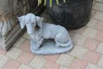 Standbeeld van een teckelhond zittend in steen, Tuin en Terras, Ophalen of Verzenden, Nieuw, Steen, Dierenbeeld