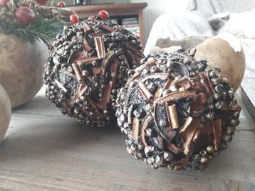 Set met 2 luxueuze decoratiebollen beschikbaar voor biedingen