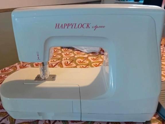 Happylock machine à coudre specile punch, Hobby & Loisirs créatifs, Machines à coudre & Accessoires, Comme neuf, Machine à coudre