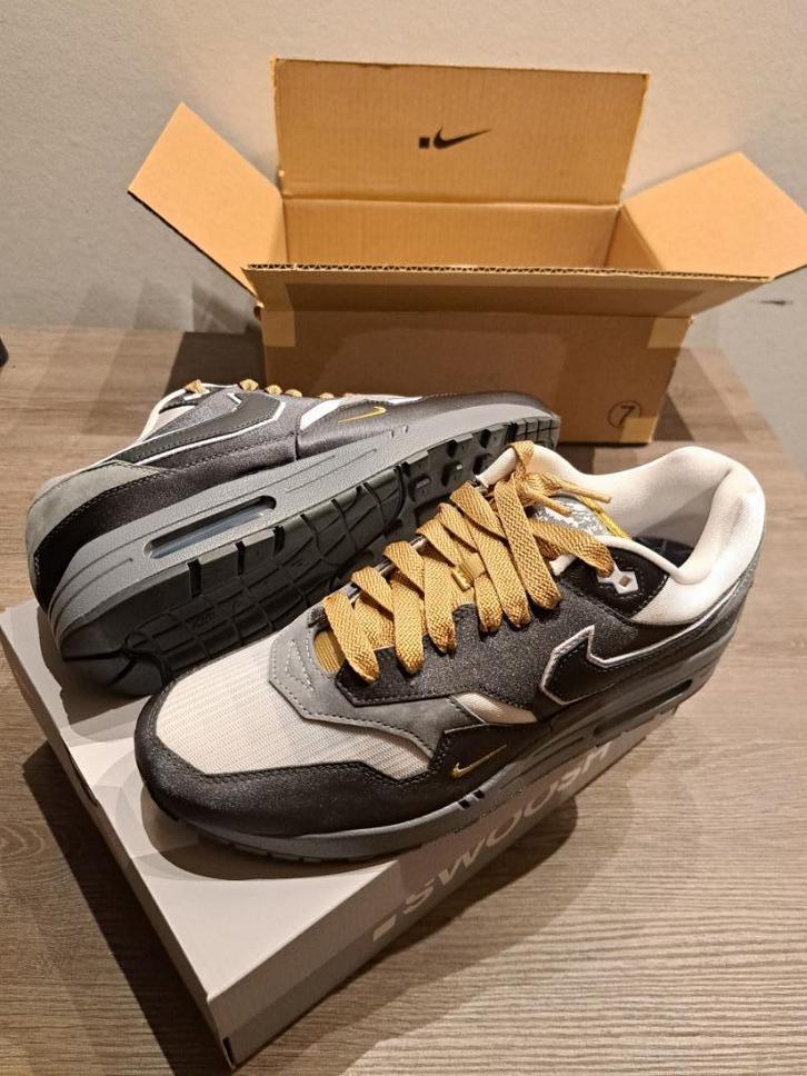 .SWOOSH x Nike Air Max 1 "Big Head Mode" EU 44, Kleding | Heren, Schoenen, Nieuw, Sneakers, Zwart, Ophalen of Verzenden