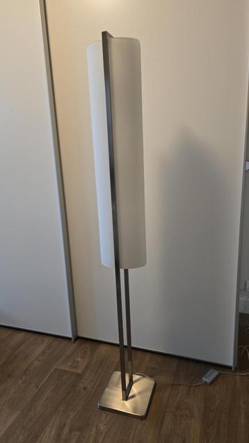 Moderne staande lamp beschikbaar voor biedingen