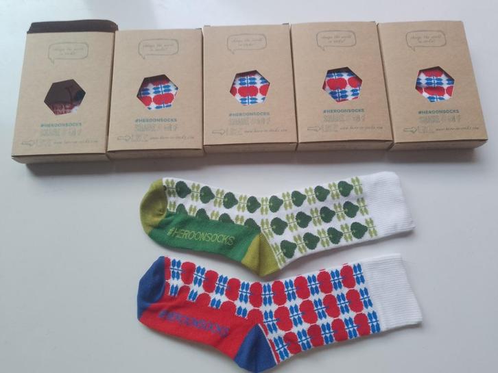 5 paar nieuwe sokken 27-30 hero on socks in doos appel/peer, Kinderen en Baby's, Kinderkleding | Schoenen en Sokken, Nieuw, Sokken