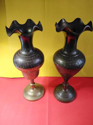 Paire de vases vintage en laiton gravé floral bord festonné  beschikbaar voor biedingen
