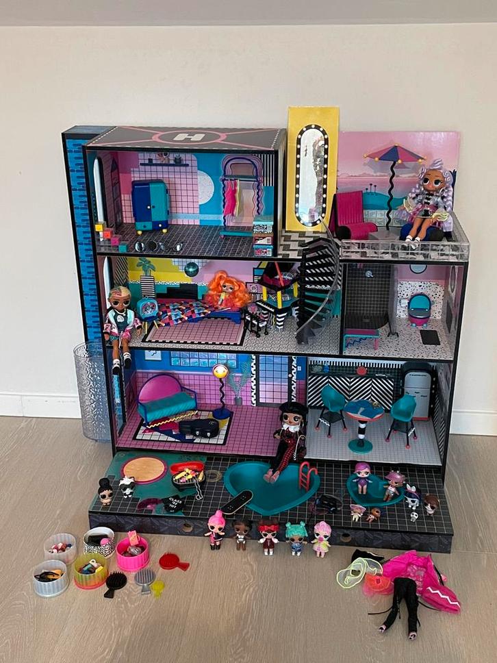Groot bemeubeld houten poppenhuis LOL surprise, Kinderen en Baby's, Speelgoed | Poppenhuizen, Zo goed als nieuw, Poppenhuis, Ophalen