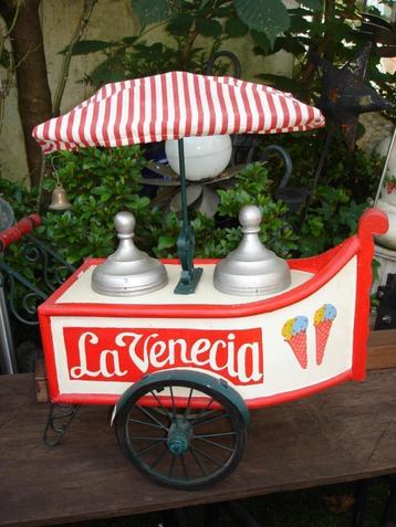 Mooie oude hand gemaakte ijskar decoratie beschikbaar voor biedingen