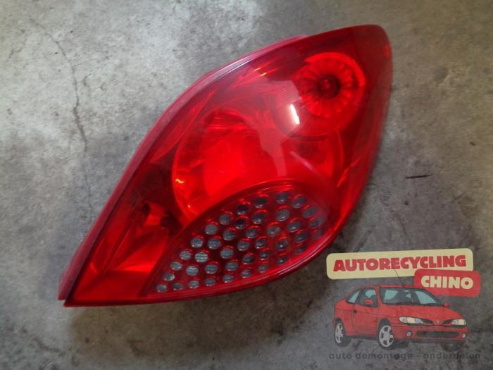 Feu arrière droit d'un Peugeot 207, Autos : Pièces & Accessoires, Éclairage, Peugeot, Utilisé, 3 mois de garantie, Enlèvement ou Envoi
