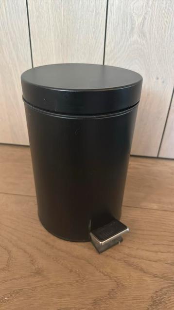 Zwart vuilbakje beschikbaar voor biedingen