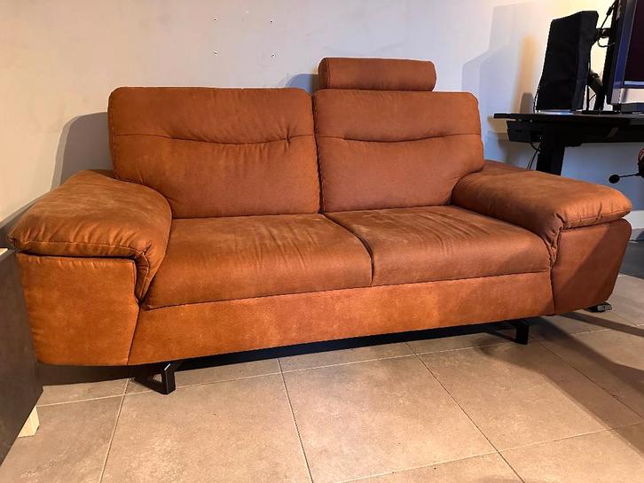 2-zit zetel Stan Weba (cognac), Maison & Meubles, Canapés | Salons, Comme neuf, Tissus, Enlèvement