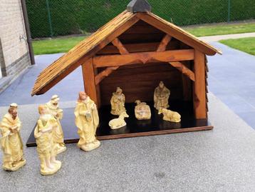 grote houten kerststal met stenen beelden beschikbaar voor biedingen