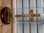 Kruisbeeld onder glazen stolp.  50€, Antiek en Kunst, Antiek | Religieuze voorwerpen, Ophalen