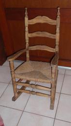 Zeer oude houten schommelstoel voor kinderen met rieten zit, Ophalen