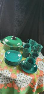 Set groene tassen,ondertassen en groene email kookpot, Ophalen