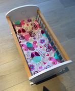 Houten poppenwieg met lakentjes, Kinderen en Baby's, Speelgoed | Poppen, Ophalen, Zo goed als nieuw, Babypop