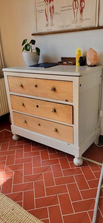 Landelijke ladenkast beschikbaar voor biedingen