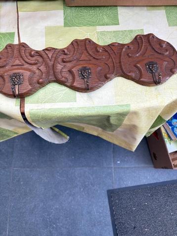 Houten kapstok beschikbaar voor biedingen