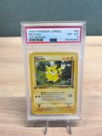 Pikachu 1st Edition PSA 8 - 60/64 - Jungle, Hobby en Vrije tijd, Verzamelkaartspellen | Pokémon, Losse kaart, Zo goed als nieuw