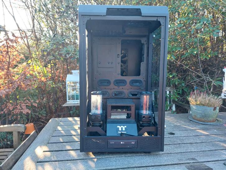 Thermaltake The Tower 900 Zwart met optionele waterkoeling, Computers en Software, Computerbehuizingen, Ophalen