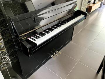 Hoogglans zwarte pianoseiler beschikbaar voor biedingen