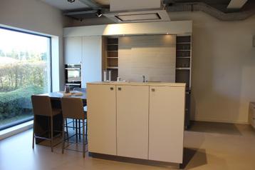 Keuken greeploos met kookeiland beschikbaar voor biedingen