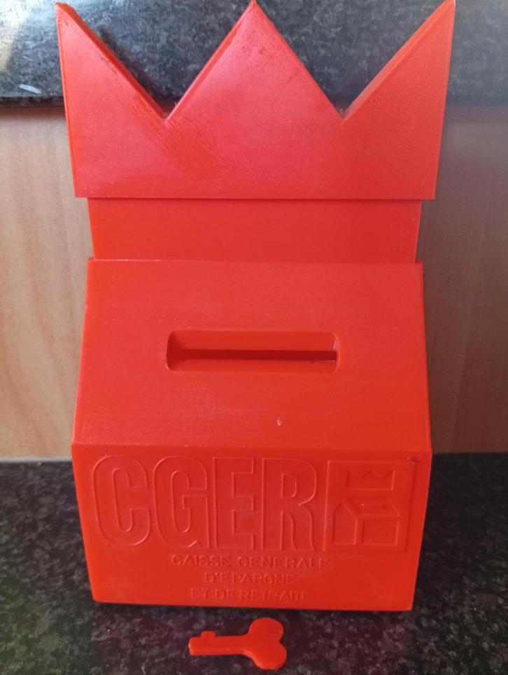 Vintage : ancienne tirelire CGER (clef présente !), Collections, Tirelires, Comme neuf, Autres thèmes, Autres matériaux, Enlèvement ou Envoi