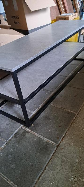 Moderne salontafel  beschikbaar voor biedingen