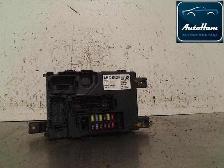 ZEKERINGKAST Opel Corsa D (01-2006/12-2014), Auto-onderdelen, Elektronica en Kabels, Opel, Gebruikt