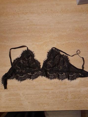 Soutien-gorge sexy en dentelle noir de la marque NA-KD sans 