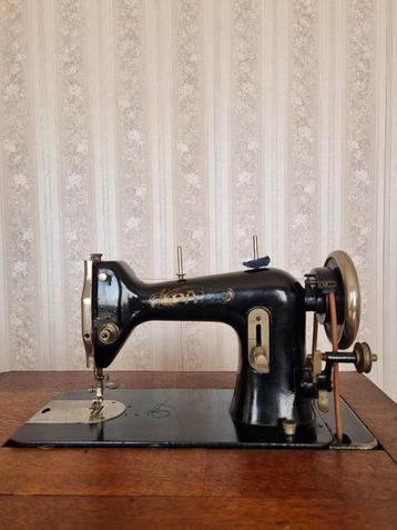 PAX naaimachine met meubel beschikbaar voor biedingen