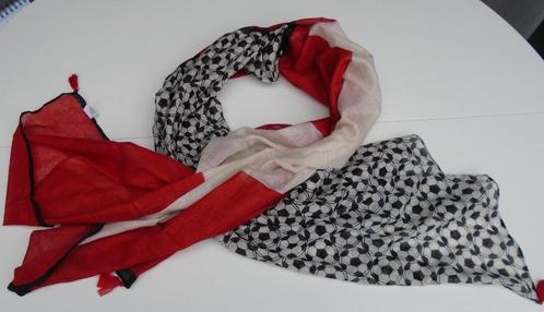 SJAAL GROOT VOETBALLETJES EN ZWITSERSE VLAG 180X100CM NIEUW, Kleding | Dames, Mutsen, Sjaals en Handschoenen, Nieuw, Sjaal, Ophalen of Verzenden