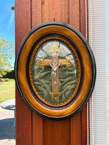 Croix ancienne encadrée., Enlèvement